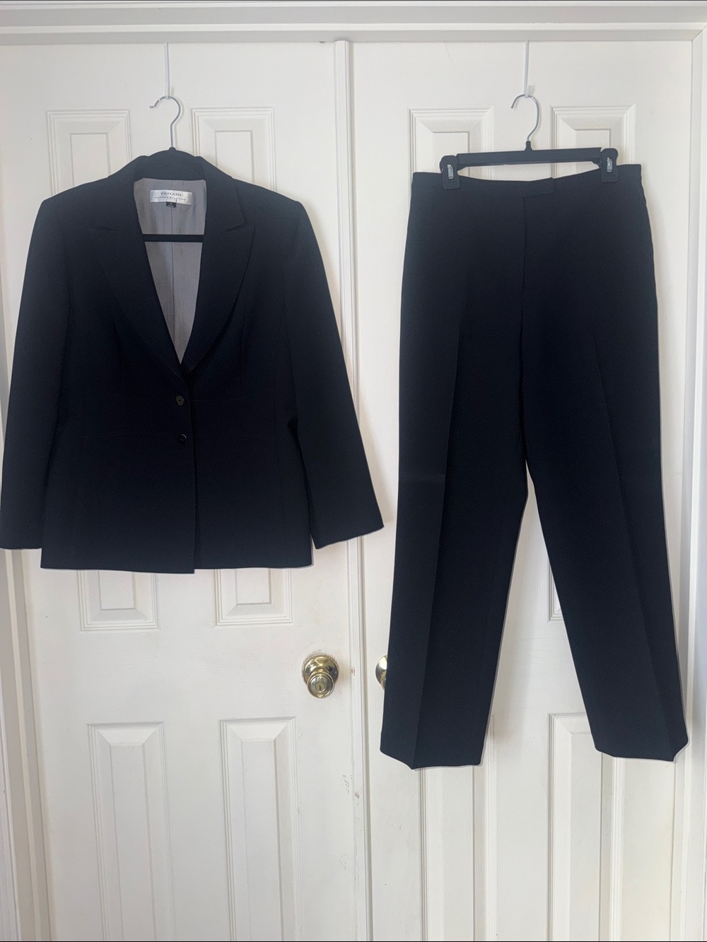TAHARI Women’s Black Pantsuit-Sz 10